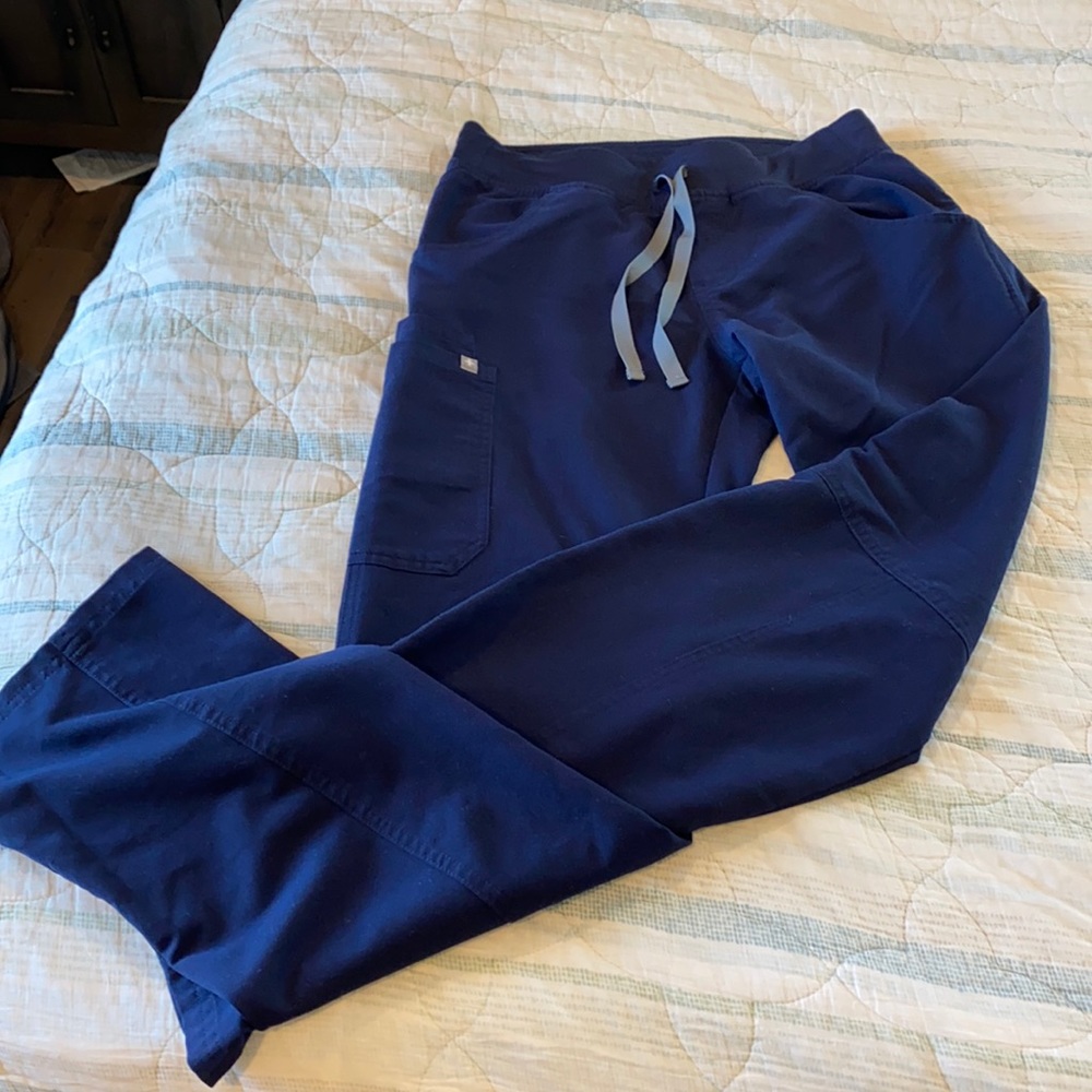 Navy figs scrub pants. 5 pockets. Small Tall